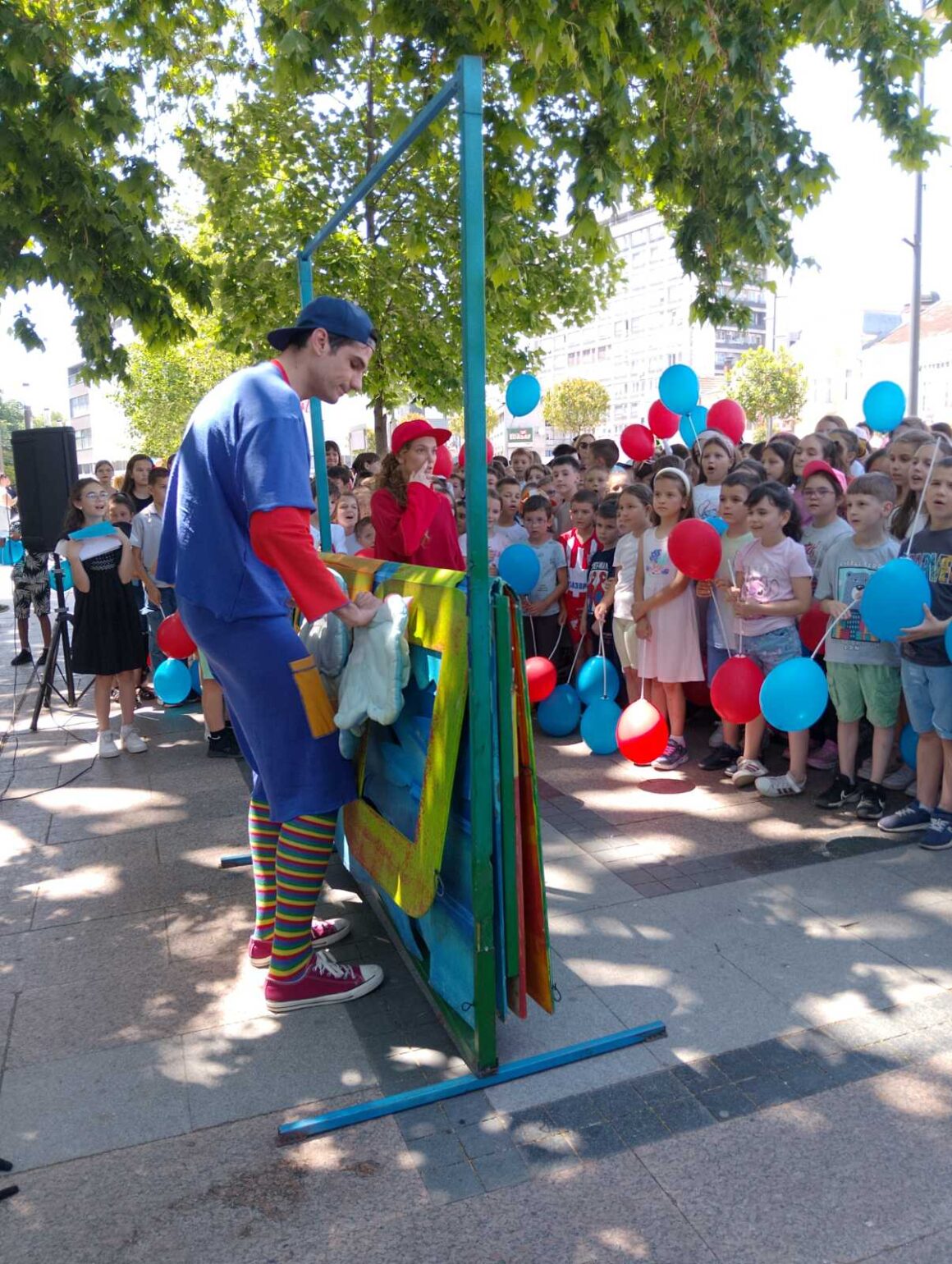Извођење представе „Прича о води“ на Тргу краља Милана