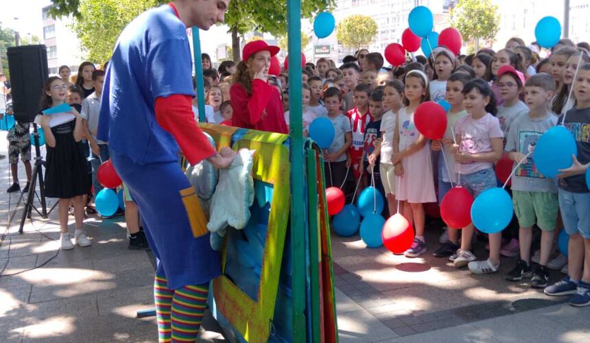 Извођење представе „Прича о води“ на Тргу краља Милана