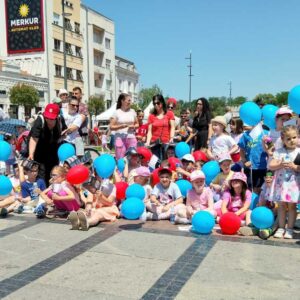 Извођење представе „Мала принцеза“ на Тргу краља Милана