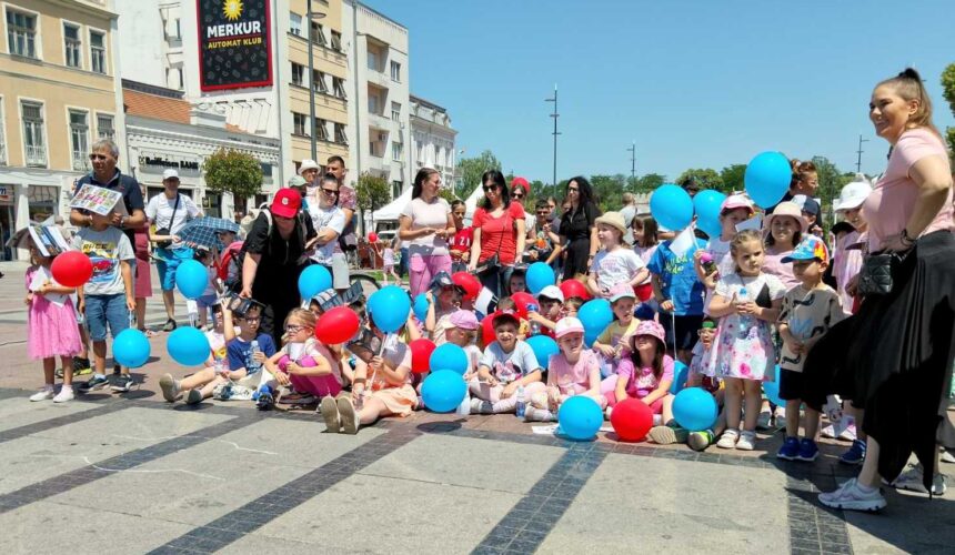 Извођење представе „Мала принцеза“ на Тргу краља Милана